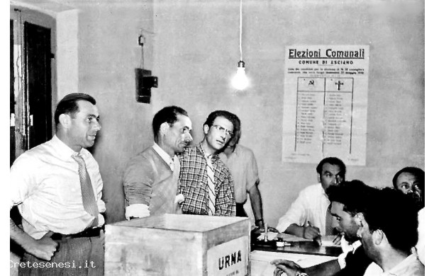 1956, 27 e 28 Maggio - Interno di un seggio elettorale