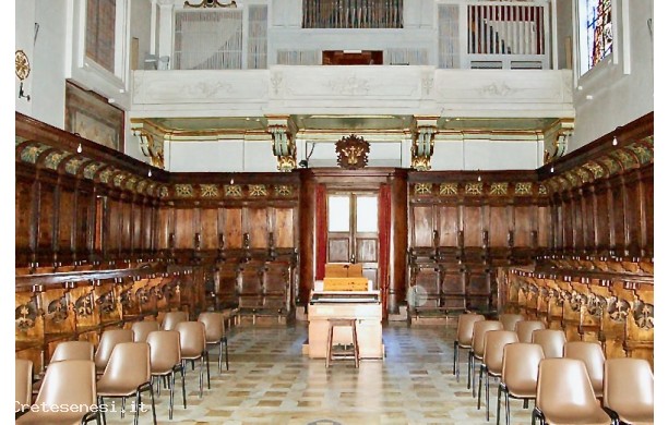 Coro ligneo finemente intagliato ed intarsiato