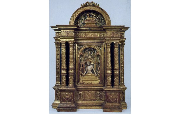 Tabernacolo con bassorilievi interamente ricoperto in oro