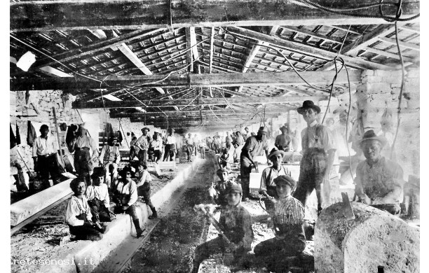 1928 - Padiglione coperto con operai e bambini apprendisti