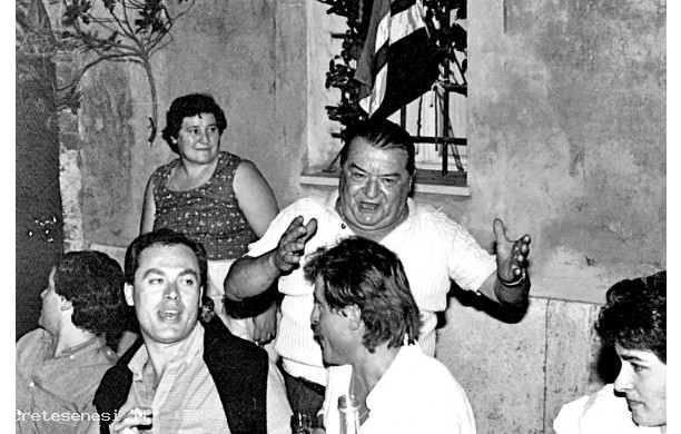 1983 - Chiacchiere alla cena contradaiola nel Cocciaio