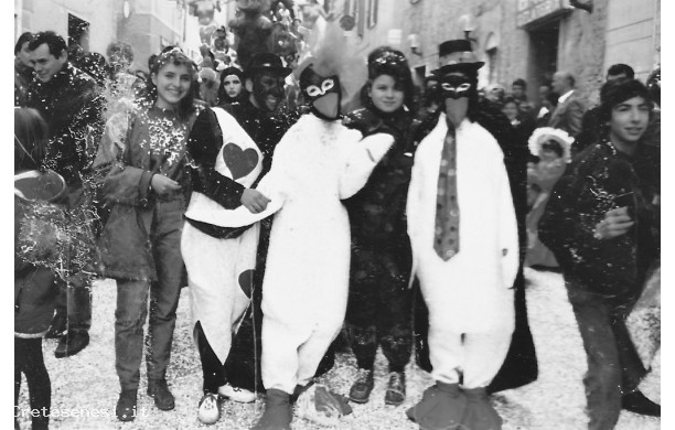 Carnevale Di Meio: Gruppo di ragazze in Maschera