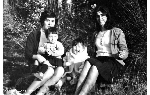 1970 - Due sorelle con i lori figli primogeniti