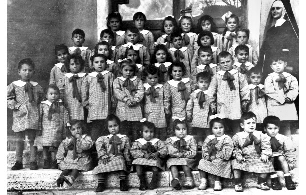 1952? - Tanti bambini all'Asilo delle Suore di Serre o Rapolano