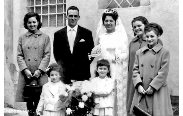 1963, Lunedi 18 Novembre - Rina e Isaldo, Con alcune parenti della sposa