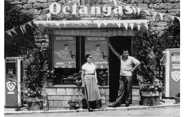 1954 - Lorena e Aldo, i primi gestori del distributore