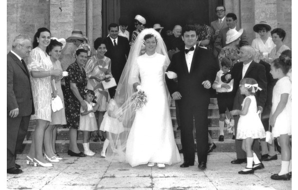 1969, Sabato 9 Agosto - Alberto e Marisa all'uscita dalla chiesa