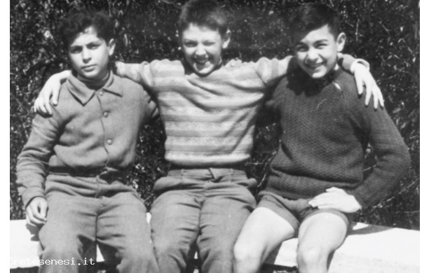 1959? - Tre amici seduti sul murello