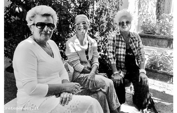 2005? - Tre amiche conversano all'ombra