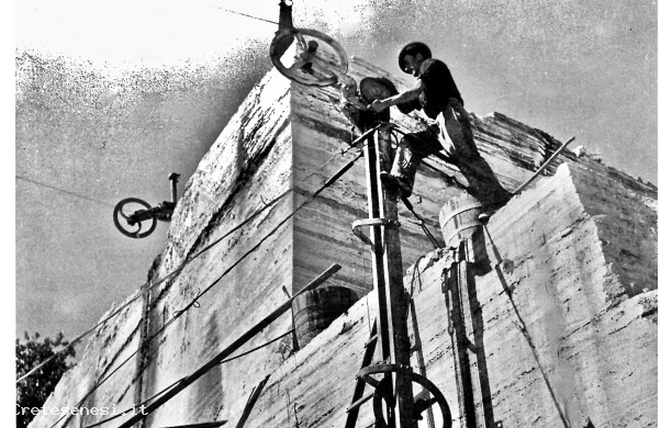 1939 - Operaio Filista mentre lavora in parete