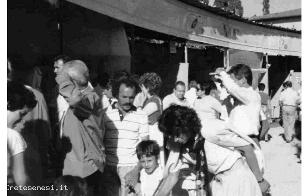 1976 - Mostra Mercato Ascianese: visitatori davanti agli stand
