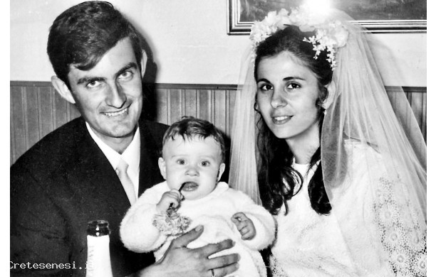 1968, Domenica 13 Ottobre - Gli sposi con la nipotina