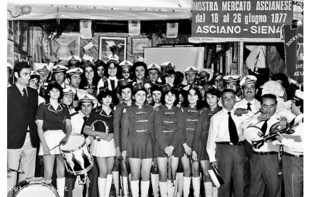 1977, Sabato 18 Giugno - X^ Mostra Mercato Ascianese: La Banda dopo la sfilata inaugurale