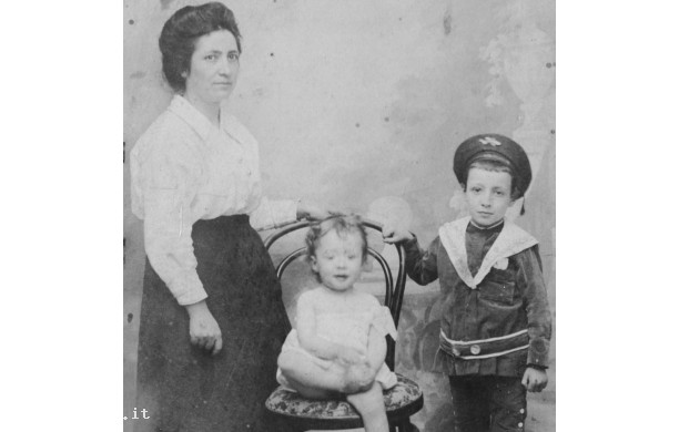 1916 - I fratelli Marignani con la mamma