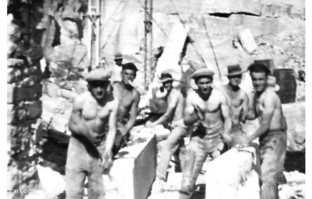 1930 - Scalpellini al lavoro direttamente in trincea