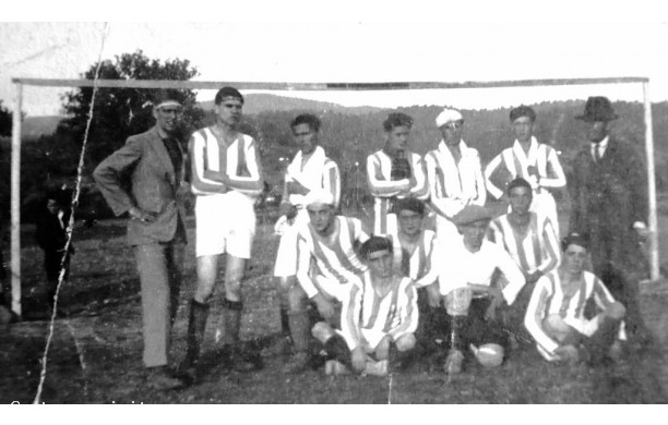 1930 ? -  La squadra della FERT Rapolano su un campo di gioco di allora