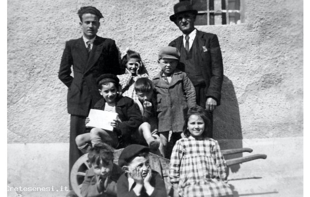 1938 - Adulti e bambini in Prato