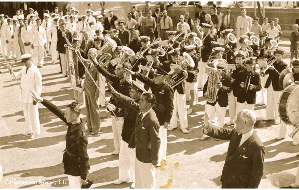 1939, Marted 29 Agosto - La banda appena arrivata a Piombino e prima della sfilata