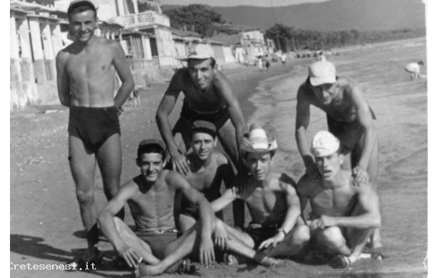 1952 - Quelli del 1931 in spiaggia a Follonica
