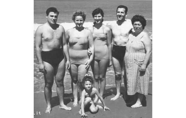 1957 - Gruppo di bagnanti sulla spiaggia di San Vincenzo