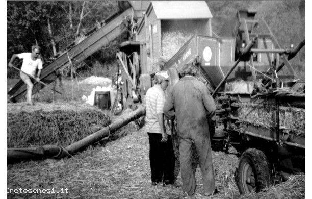 1960 - Ultime trebbiature a fermo nell'aia