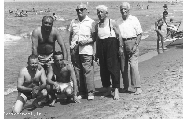 1961 - Giovani e anziani al mare di  San Vincenzo