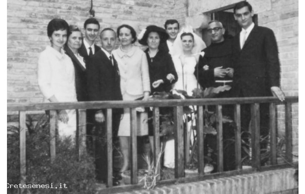 1966, Domenica 22 Maggio - Gi sposi con i parenti di Milano