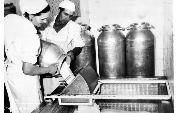 1970' - Riversamento mattutino del latte conferito