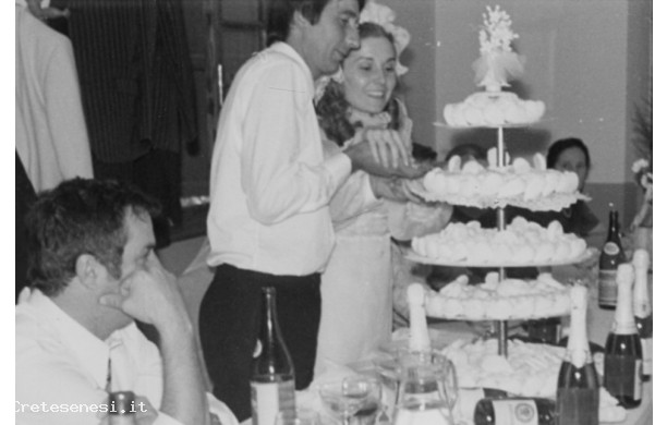 1971 - Gli sposi Angelini al taglio della torta