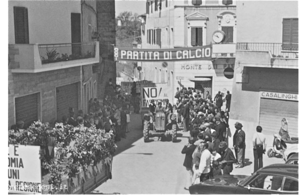 1973 - 1° Maggio, il corteo che sfila arrivando da via Bartolenga