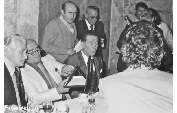 1977 - Garbo d’Oro, gli ascianesi si congratulano con Gagliano