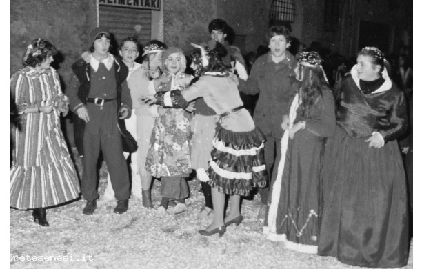 1982 - Giovani maschere davanti a via Santa Maria