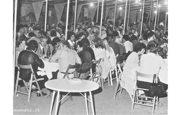 1979 -6- Garbo d’Oro, gente a colloquio in attesa delle portate