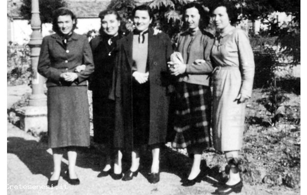 1953 - Ragazze in posa ai giardini