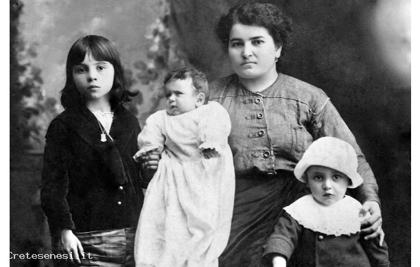 1930 - Mamma Zampi con figli e nipote