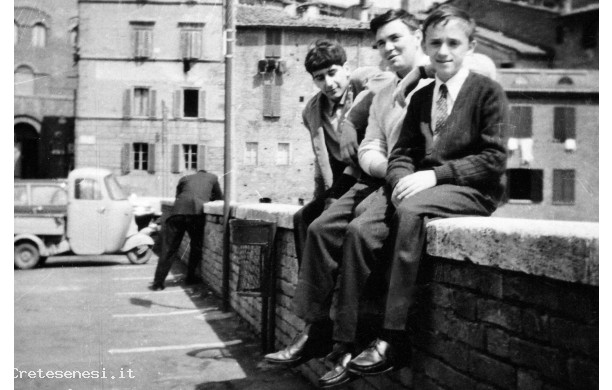 1965 - Tre liceali in Piazza del Mercato