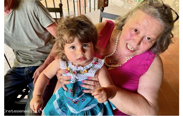2025, Domenica 15 Giugno - Nonna Roberta e la nipotina