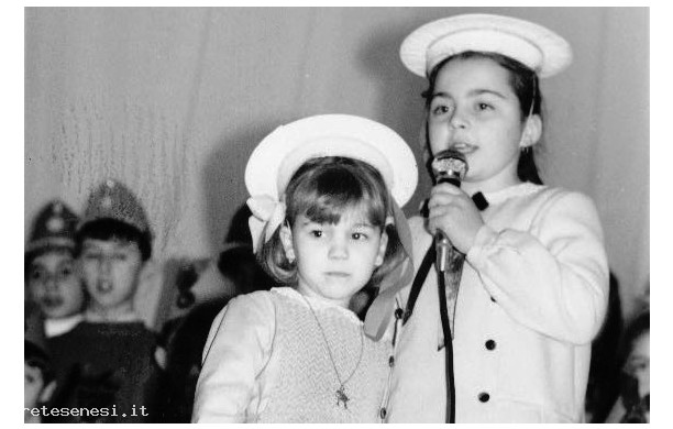 1969 - Due cuginette partecipano alla festa della canzone dei ragazzi