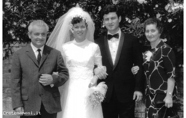 1969, sabato 9 Agosto - Alberto e Marisa con i genitori dello sposo