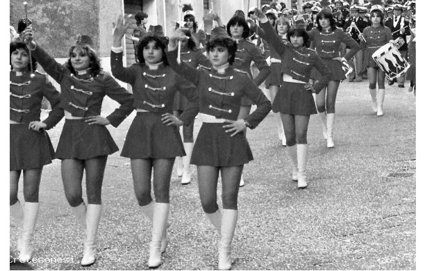 1982 - Le Majorette aprono la sfilata di carnevale.