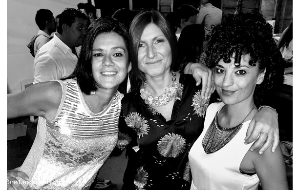 2017, 8 Settembre - Tre elegantissime amiche alla cena di Contrada