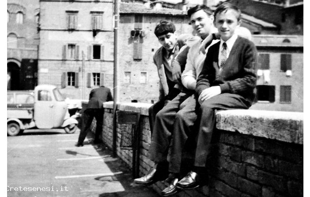 1965 - Tre liceali in Piazza del Mercato