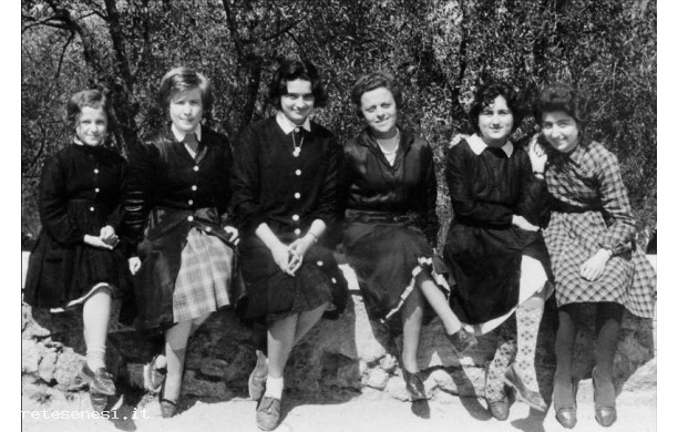 1961 - La Professoressa di matematica con le ragazze di Terza Media