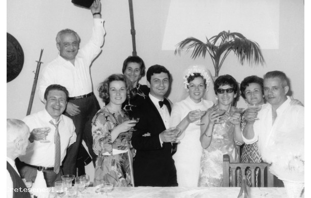 1969, Sabato 9 Agosto - Alberto e Marisa circondati dai parenti stretti
