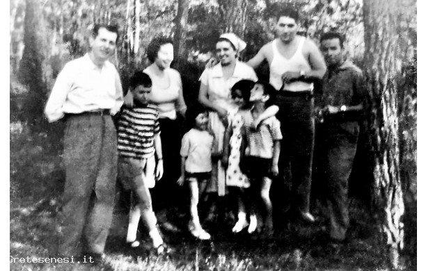 1954? - Famiglie a passeggio nel bosco