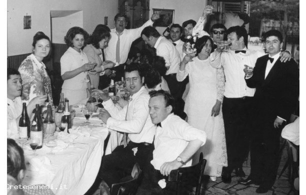 1969, Luned 5 Maggio - Pietrino e Grazia brindano con i tanti amici