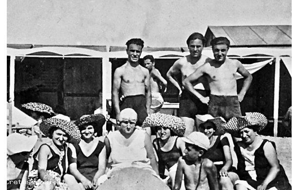 1947 - Tutti al mare: a Calambrone sulla costa pisana
