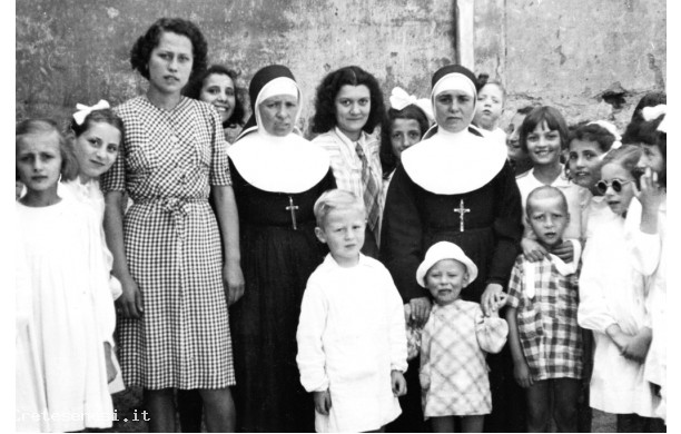 1941 - L'asilo delle suore con bambini di et diverse