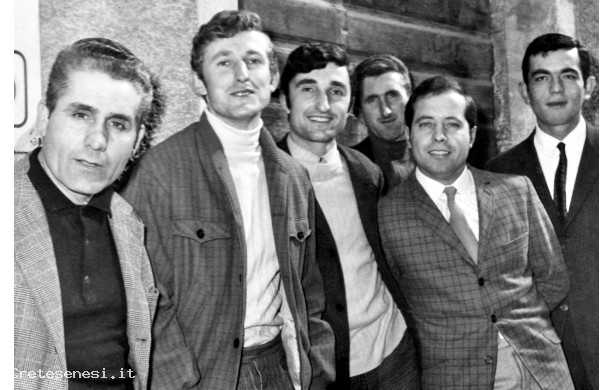 1981 - Gruppo di amici di fronte al bar del Cannelli