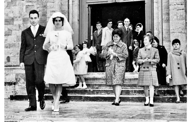 1962, Sabato 10 Novembre - Gli sposi all'uscita dalla chiesa